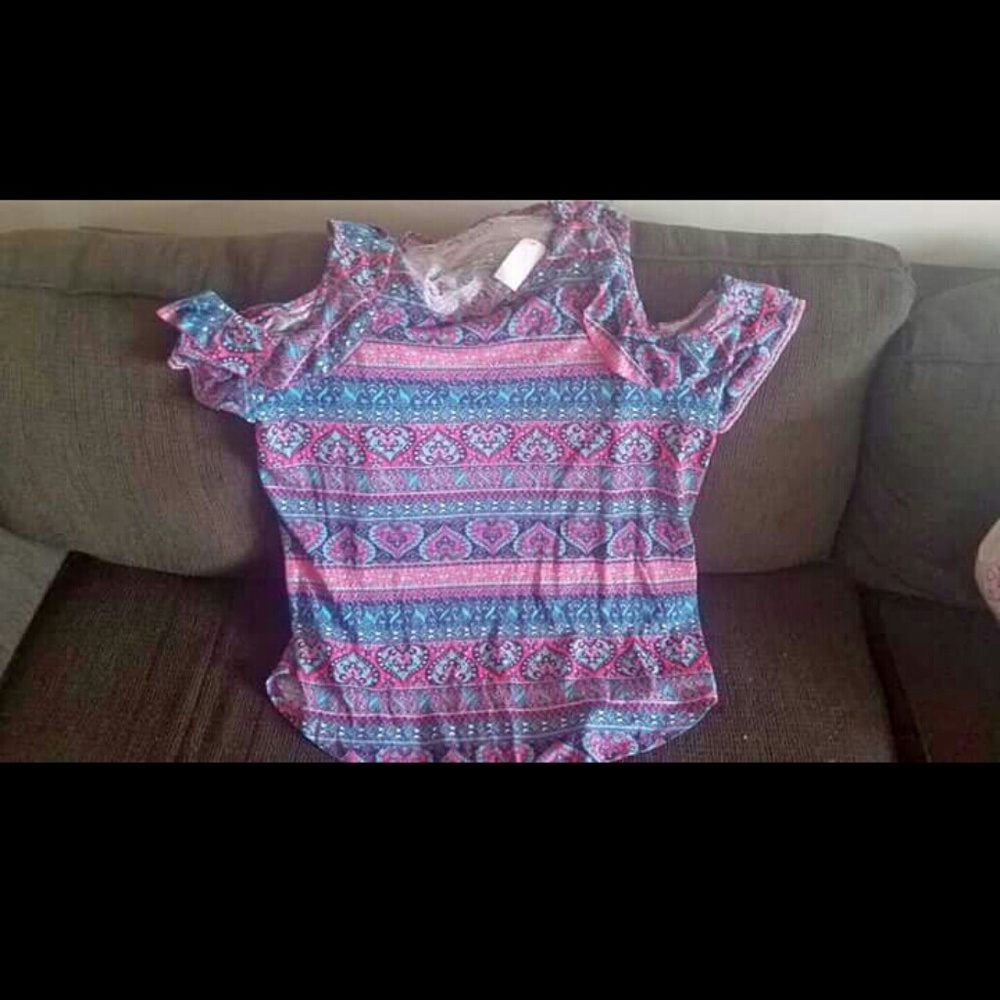 NWT Never worn cold shoulder top